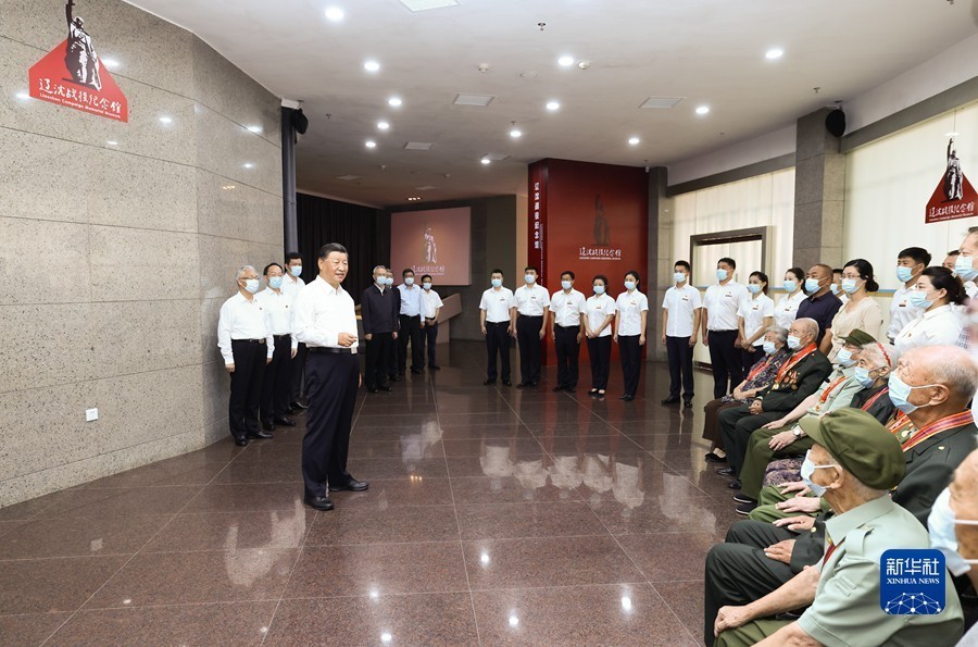 会见老战士老同志和革命烈士亲属代表.jpg